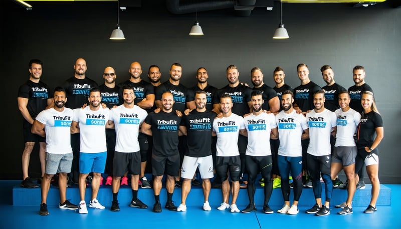 Equipo de entrenadores de Tribufit sonrientes durante una clase grupal Equipo de entrenadores de Tribufit sonrientes durante una clase grupal